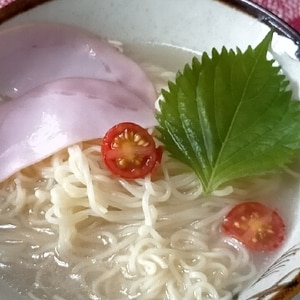 ハムと大葉とプチトマトの豚骨ラーメン